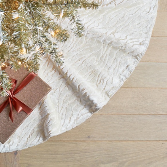 Z Gallerie Other - Z Gallerie Cachet Tree Skirt